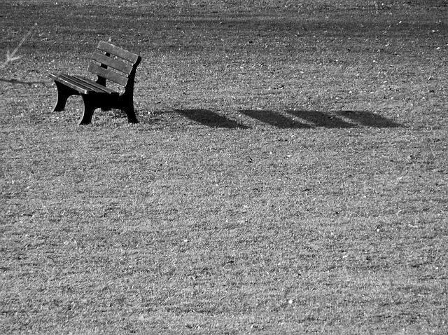 Dwie osoby siedzące naprzeciwko siebie i prowadzące rozmowę w kawiarni