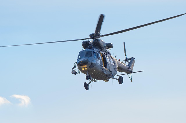 Student w bibliotece robiący notatki z otwartej książki, lampa na biurku