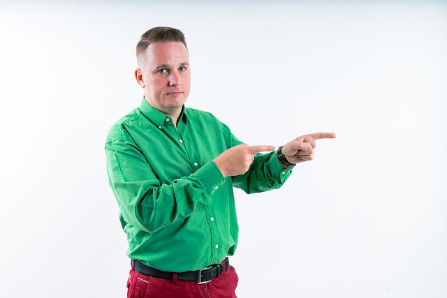 Dwie osoby rozmawiające przy kawie, komunikacja interpersonalna